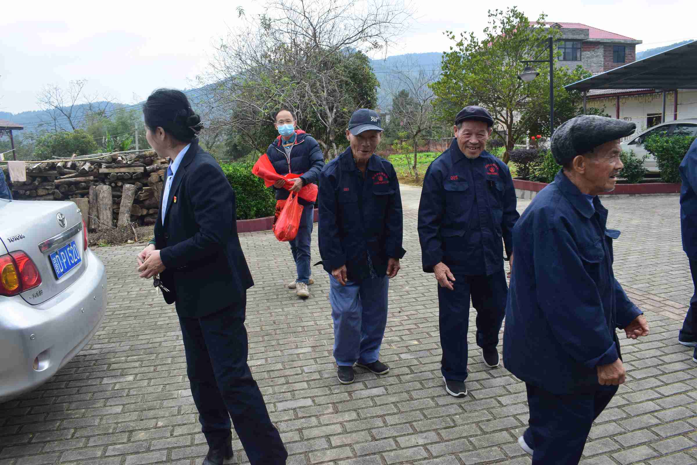 在井冈山黄坳敬老院送温暖活动