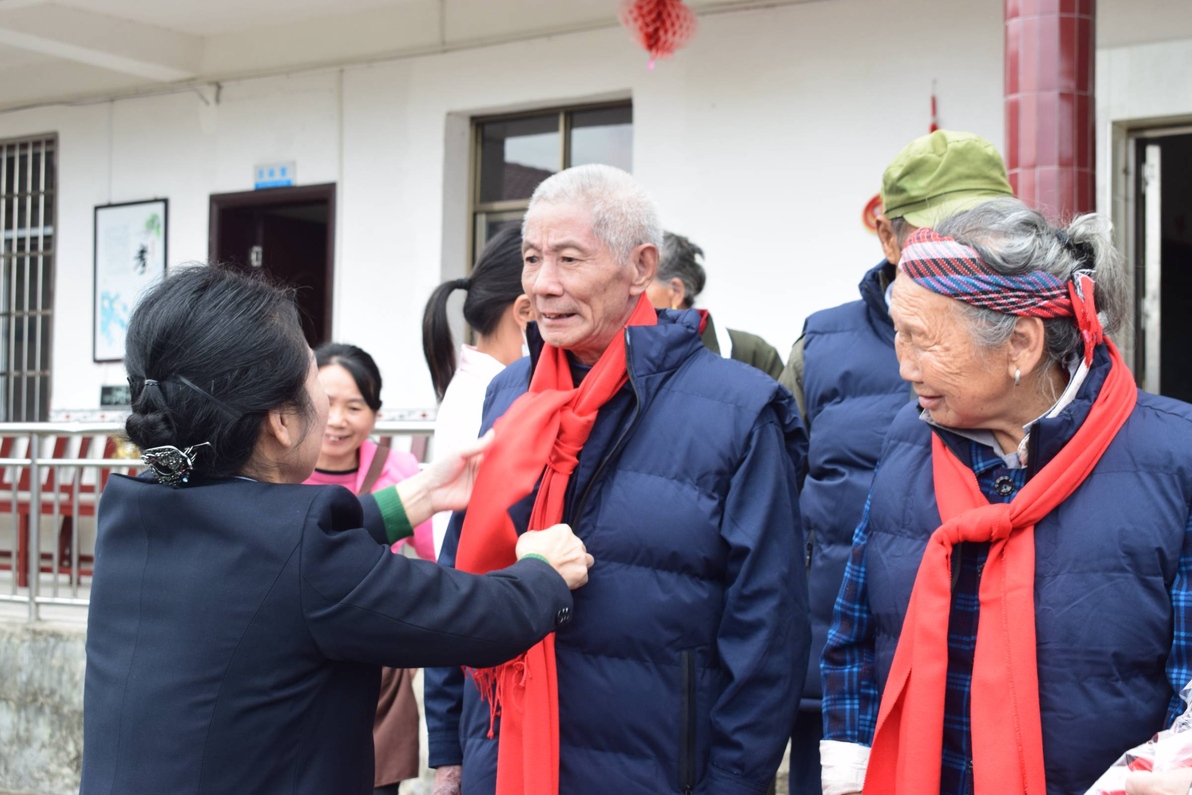 在井冈山黄坳敬老院送温暖活动